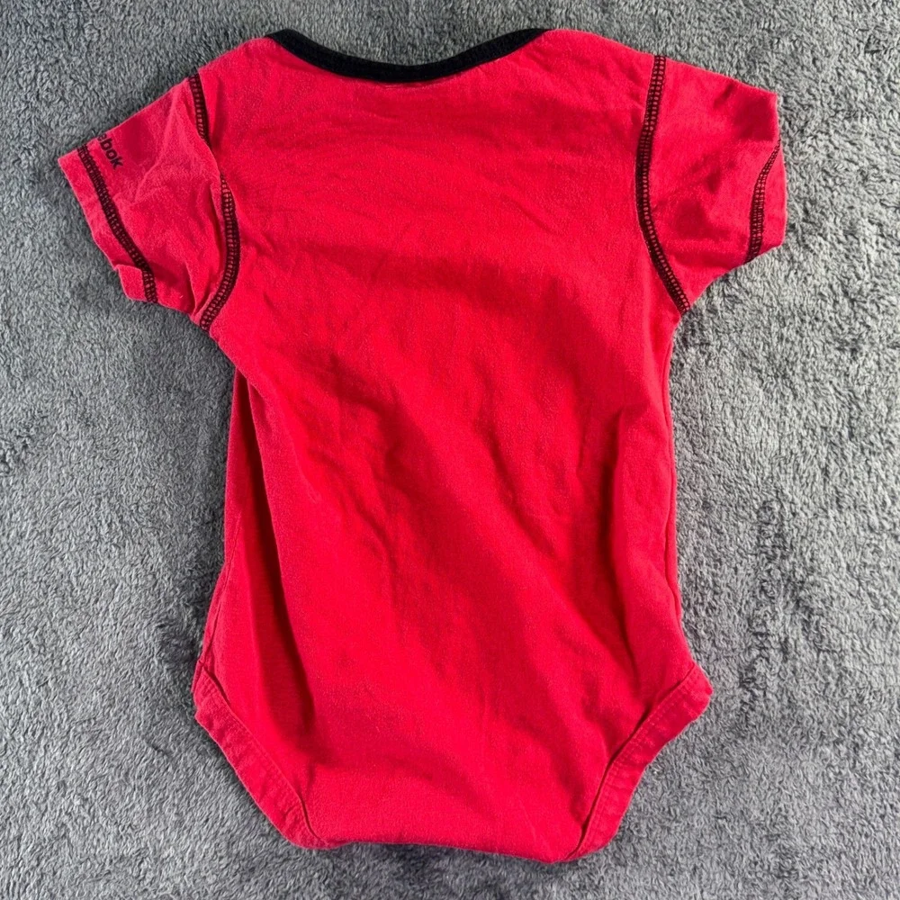 Reebok‎ Chicago Blackhawks NHL Infant Bodysuit Red 18 Months Onesie Face-Off